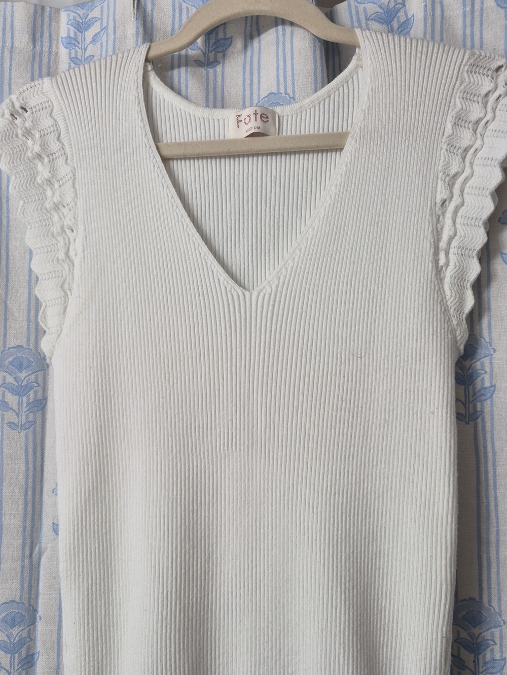 Fate Women’s White Ribbed V‑Neck Ruffle Sleeve Knit Top Sz M